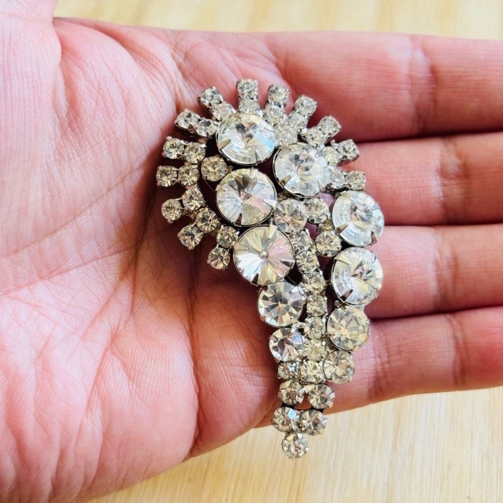 Vintage D&E Juliana Pin Brooch Rivoli Crystal Rhinestones Round 1960s 3x1.5 in‎